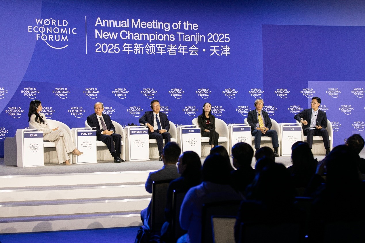 工业富联董事长郑弘孟与轮值CEO刘宗长受邀出席世界经济论坛年会